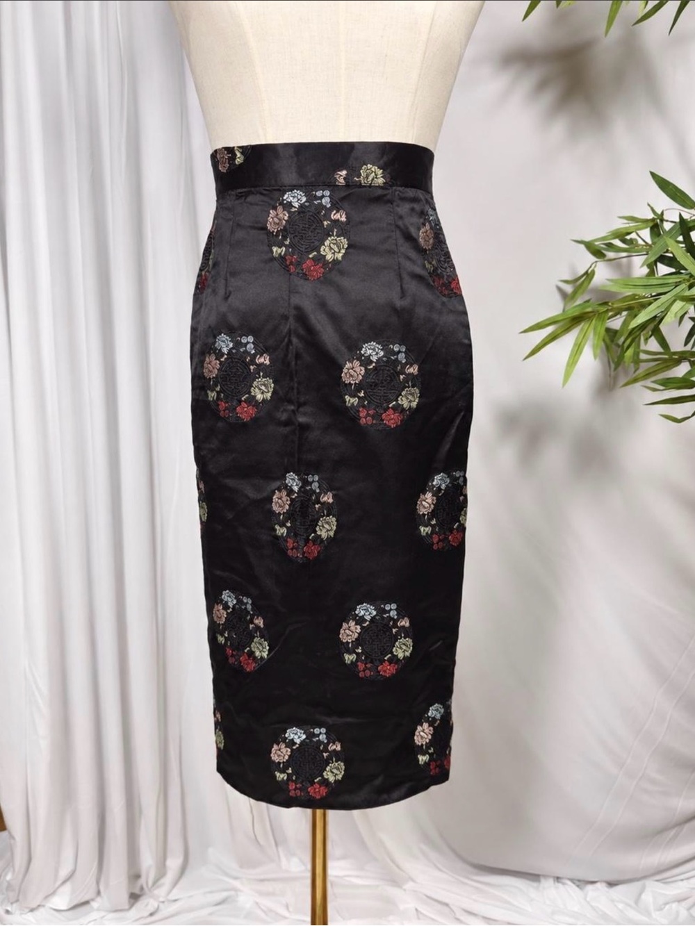 Vintage Alfred Shaheen Black Satin Embroidered Pencil Skirt —